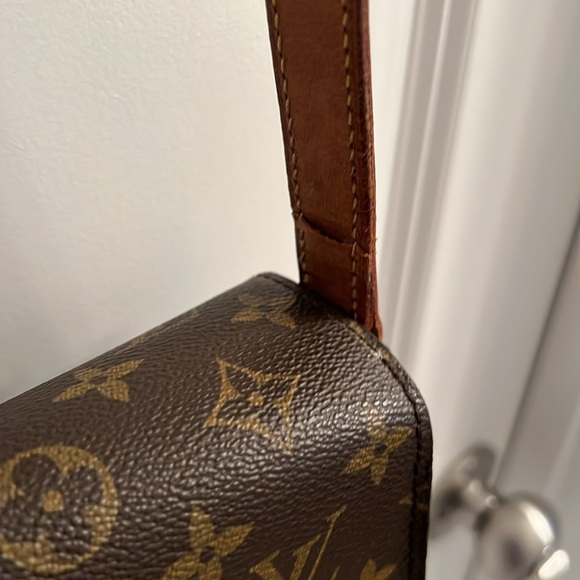 Louis Vuitton St. Cloud Bag - Picture 12 of 16